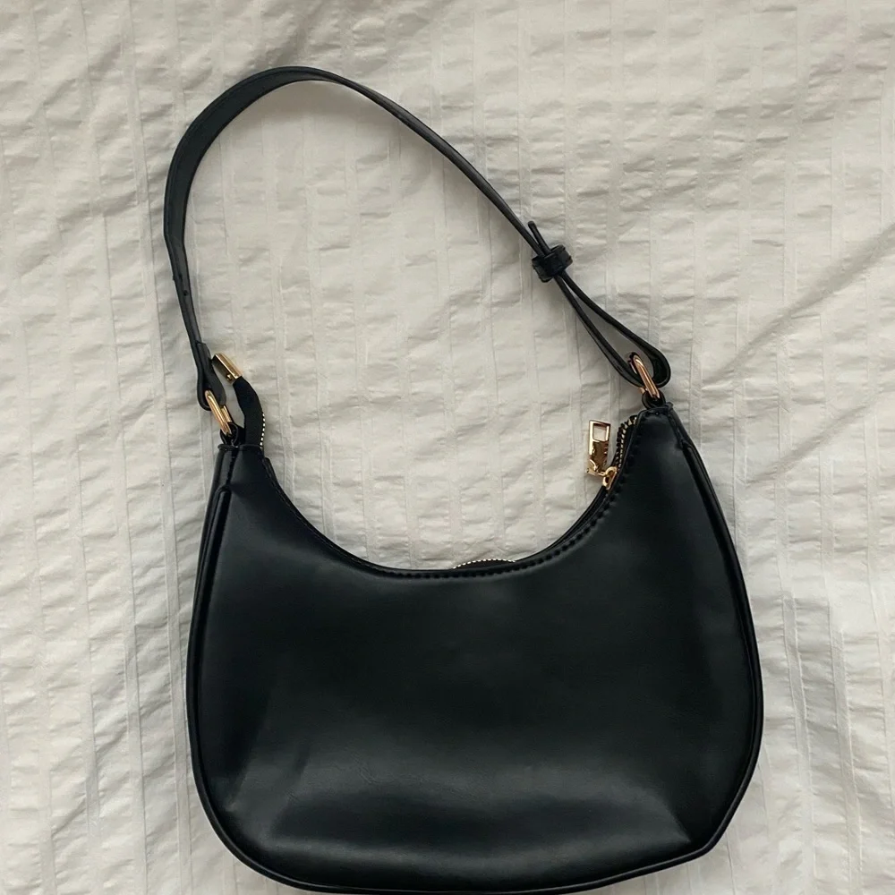 Elegant Black Shoulder Bag - Picture 5 of 9
